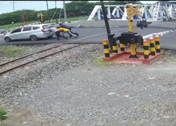 Kesigapan Kabid Humas Polda Jateng, Selamatkan Mobil Mogok dari Perlintasan Kereta Api