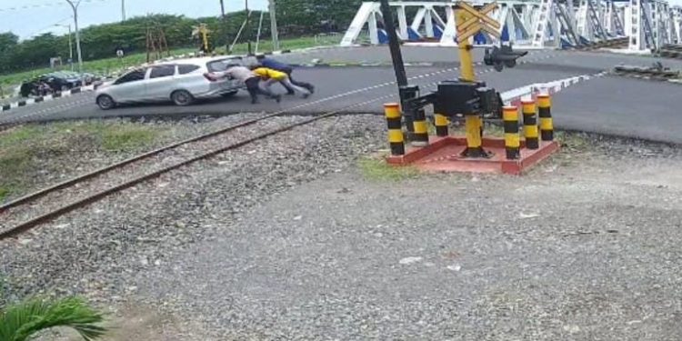 Kesigapan Kabid Humas Polda Jateng, Selamatkan Mobil Mogok dari Perlintasan Kereta Api