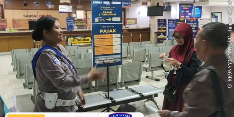 Duta Pelayanan Samsat Semarang 2 Aktif Dampingi Wajib Pajak Yang Melakukan Proses Perpanjangan dan Pengesahan STNK
