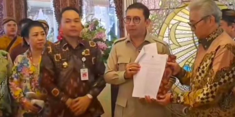 Keributan Warnai Penyerahan SK Menteri Kebudayaan di Keraton Solo