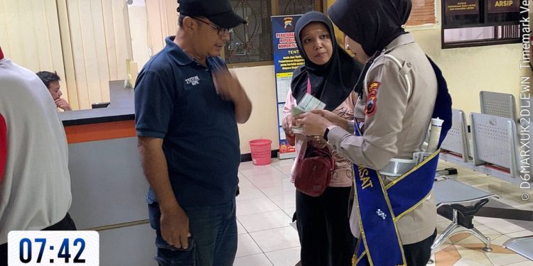 Antrean Lebih Terkendali Berkat Peran Aktif Duta Pelayanan Ditlantas Polda Jateng di Samsat Semarang 2