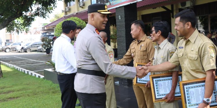 Polres Kendal Beri Penghargaan Anggota dan Masyarakat dalam Upacara Hari Kesadaran Nasional