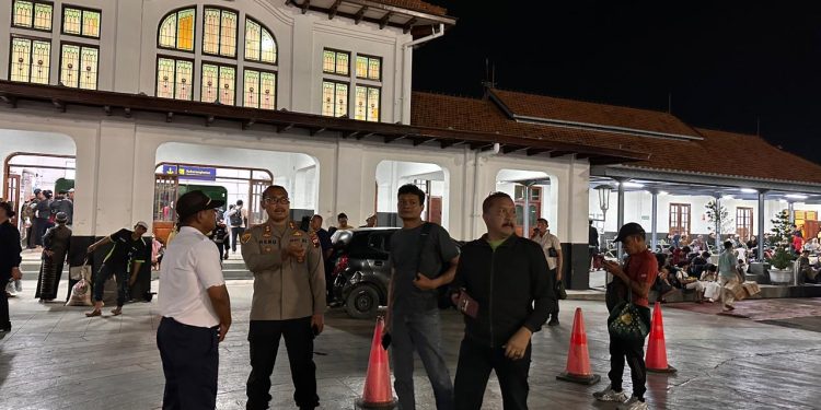 Sinergi Polres Tegal Kota dan PT KAI, Penumpukan Penumpang di Stasiun Tegal Berhasil Dimitigasi