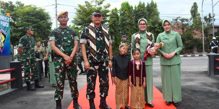 Pangdam IV/Diponegoro tinjau pangkalan serta beri arahan prajurit dan persit Yonarmed 3/NP