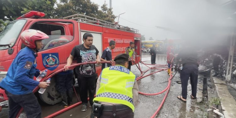 Pamapta Polres Tegal Sigap Tangani Kebakaran Kios Pasar Loak di Sub Terminal Bus Adiwerna