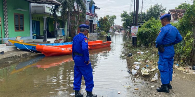 Pantau Banjir Juwana, Satpolairud Polresta Pati Imbau Warga Waspada Cuaca Ekstrem