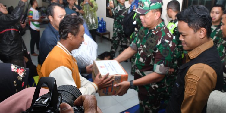 Pangdam IV/Diponegoro Tinjau Lokasi dan Bagikan Bantuan korban Banjir Bandang dan Tanah Longsor di Purbalingga dan Pemalang