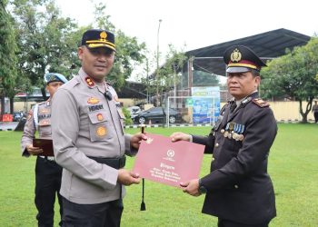 Kapolres Kendal Sematkan Satyalancana Pengabdian kepada 61 Personel Polri