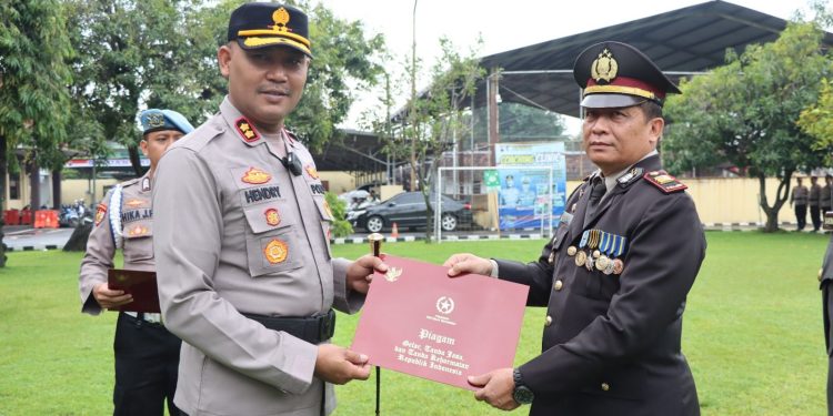 Kapolres Kendal Sematkan Satyalancana Pengabdian kepada 61 Personel Polri