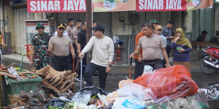 Dukung Gerakan ASRI, Polresta Surakarta Gelar Kerja Bakti Bersama Forkopimda di Pasar Gede dan Kali Pepe