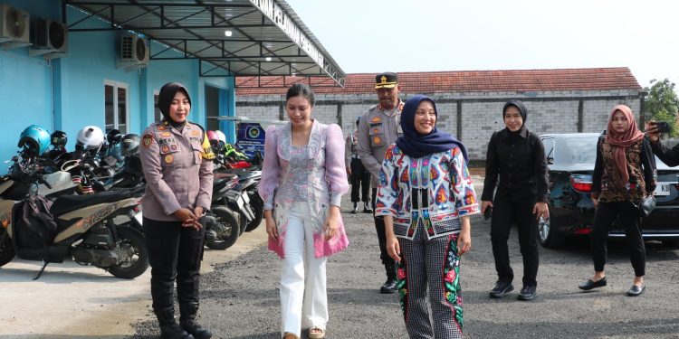 Ketua Bhayangkari Daerah Jateng Tinjau SPPG Polri di Kendal