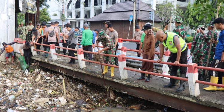 Sampah Menggunung di Bawah Jembatan Sungai Kendal, Kapolres Turun Langsung Pimpin Pembersihan