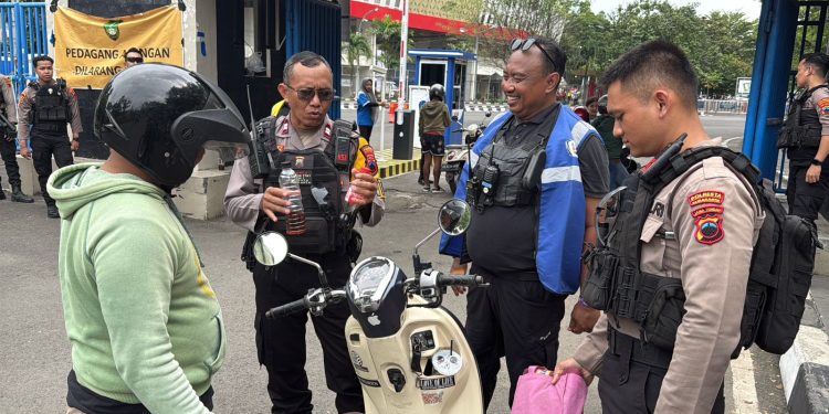 Dua Warga Klaten Bawa Arak di Gate C Stadion Manahan, Diamankan Tim Sparta Polresta Surakarta