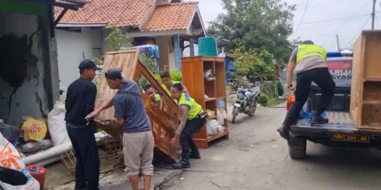 Pengamanan dan Kemanusiaan Berjalan Bersama di Lokasi Bencana Tanah Bergerak Padasari