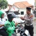 Hari Pertama Ramadhan, Satlantas Polres Kendal Bagikan Takjil ke Pengendara