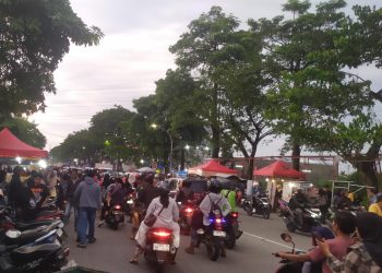 Kuliner Jl. Jolotundo Raya Diserbu Pembeli Jelang Berbuka, Arus Lalu Lintas Sempat Tersendat