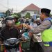 Ramadan, Polres Jepara Bersama Mahasiswa Bagikan Ratusan Takjil Sambil Edukasi Lalin