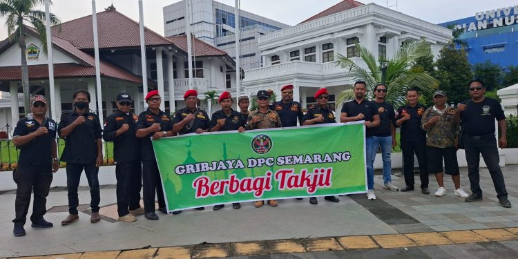 GRIB Jaya DPC Kota Semarang Bagikan 500 Takjil di Kawasan Tugu Muda