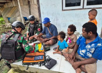Satgas Pamtas Kewilayahan RI-PNG Yonif 410/Alg Berikan Yankes di Kampung Naikere