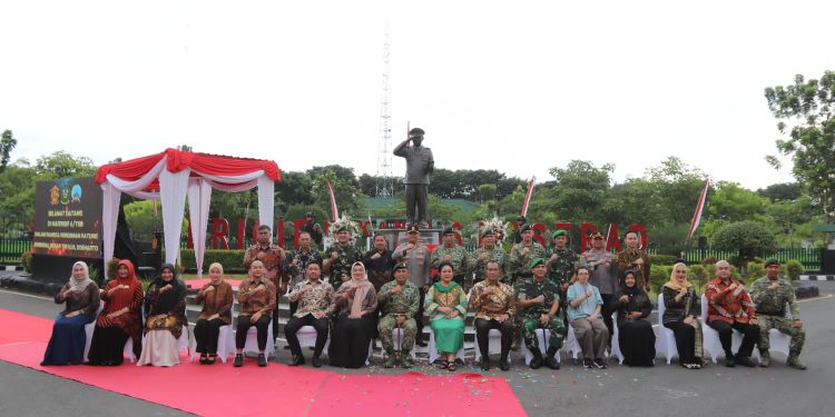 Pangdivif 2 Kostrad Resmikan Patung H.M. Soeharto di Brigif 6/TSB