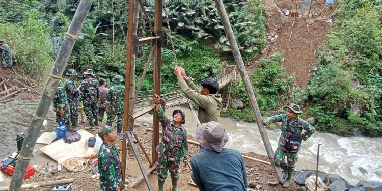 Prajurit Kodim 0704/Banjarnegara Satukan Dua Dusun Lewat Jembatan di Sungai Brakah