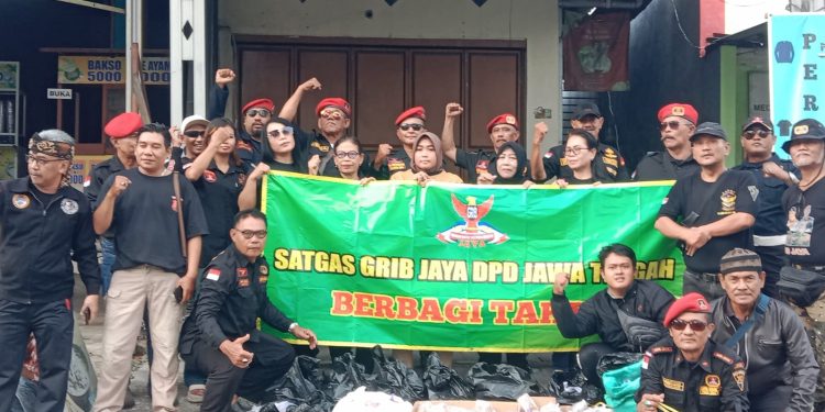 Satgas GRIB Jaya DPD Jateng Bagikan Ribuan Takjil untuk Warga Genuk Semarang
