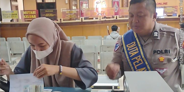 Kehadiran Duta Pelayanan Terbukti Efektif, Wajib Pajak Lebih Mudah Urus STNK di Samsat Semarang 2