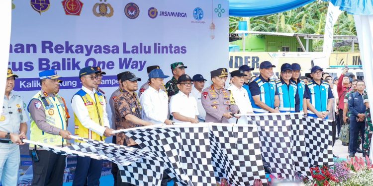 Kapolri Lepas Flag Off One Way Nasional di G.T Kalikangkung, Urai Puncak Arus Balik Lebaran 2026