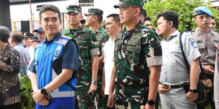 Pangdam IV/Diponegoro Hadiri Flag Off One Way Arus Balik di Gerbang Tol Kalikangkung