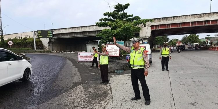 Untuk Kelancaran Arus Balik, Polda Jateng Lagi Lakukan Penyekatan Truk Sumbu Tiga di Ujung Tol Kaligawe
