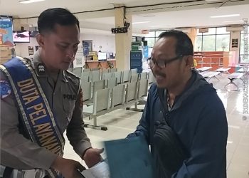 Antrean Lebih Tertib, Duta Pelayanan Dukung Kelancaran Perpanjangan STNK di Samsat Semarang 2