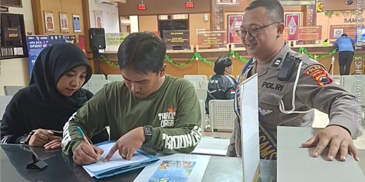 Respons Cepat dan Humanis, Duta Pelayanan Bantu Wajib Pajak Selesaikan Urus STNK Tanpa Kendala