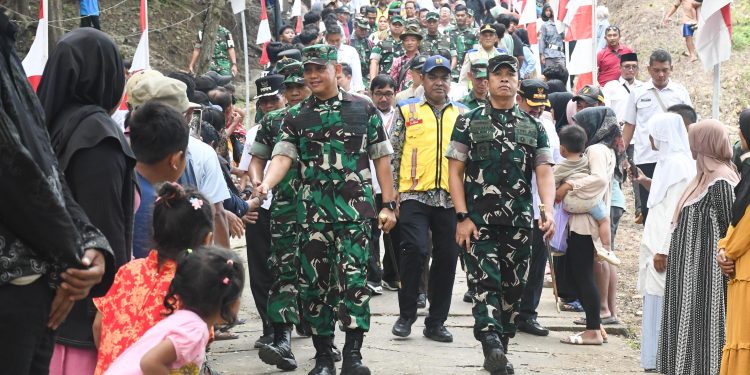 Pangdam IV/Diponegoro Resmikan Jembatan Gantung di Pemalang.
