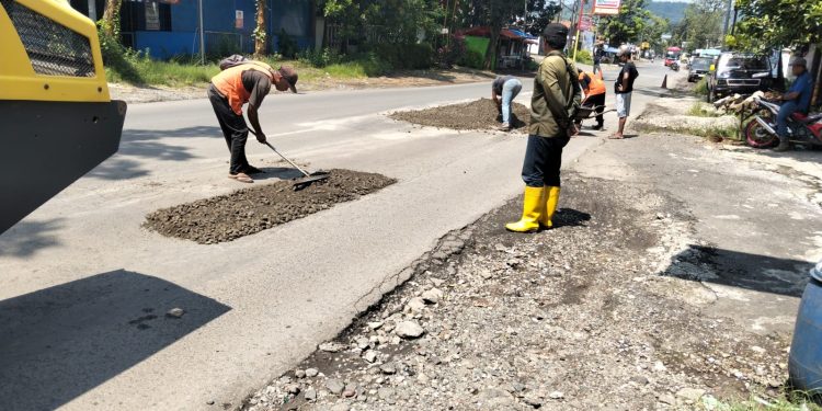 PT Praba Mas Hill Didorong Gercep Perbaiki Jalan Kalipancur hingga Lampu Merah