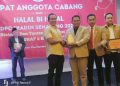 Zaenal Petir Raih Penghargaan IKADIN Semarang, Konsisten Beri Bantuan Hukum Gratis