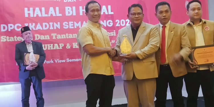 Zaenal Petir Raih Penghargaan IKADIN Semarang, Konsisten Beri Bantuan Hukum Gratis
