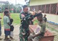 Sentuhan Humanis TNI di Tanah Papua: Satgas Yonif 123/Rajawali Pangkas Rambut Anak-Anak, Hadirkan Keceriaan di Perbatasan