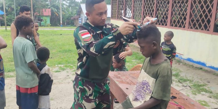 Sentuhan Humanis TNI di Tanah Papua: Satgas Yonif 123/Rajawali Pangkas Rambut Anak-Anak, Hadirkan Keceriaan di Perbatasan