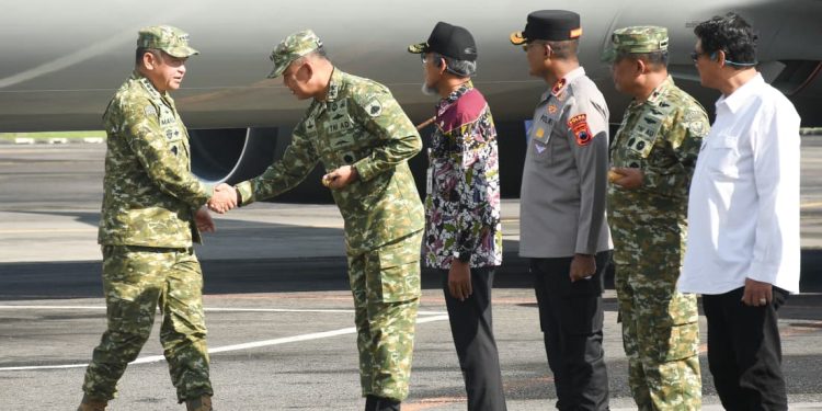 Pangdam IV/Diponegoro Dampingi Menhan dan Panglima TNI Tinjau Latihan Operasi Laut Gabungan 2026