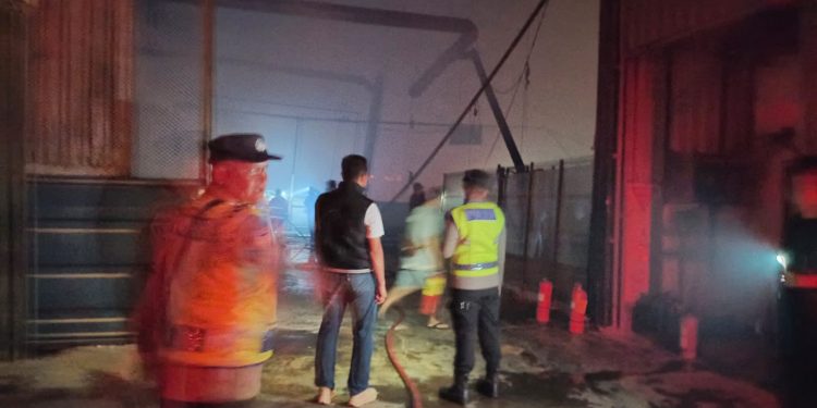 Kebakaran Gudang Produksi di Kramat, Polres Tegal Sigap Lakukan Penanganan
