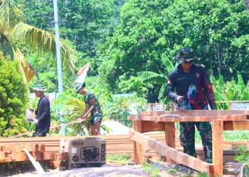Satgas TMMD Reguler ke-128 Kodim 1801/Manokwari Bangun Rumah Warga Tanah Rubuh dari Nol