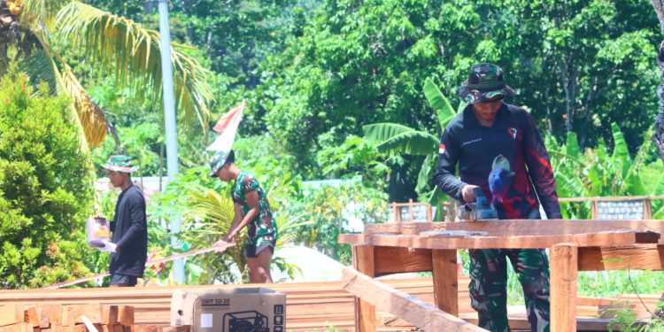 Satgas TMMD Reguler ke-128 Kodim 1801/Manokwari Bangun Rumah Warga Tanah Rubuh dari Nol