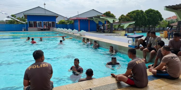 Bhabinkamtibmas Polres Jepara Perkuat Kemampuan Lewat Latihan ‘Polisi Penolong’ di Air