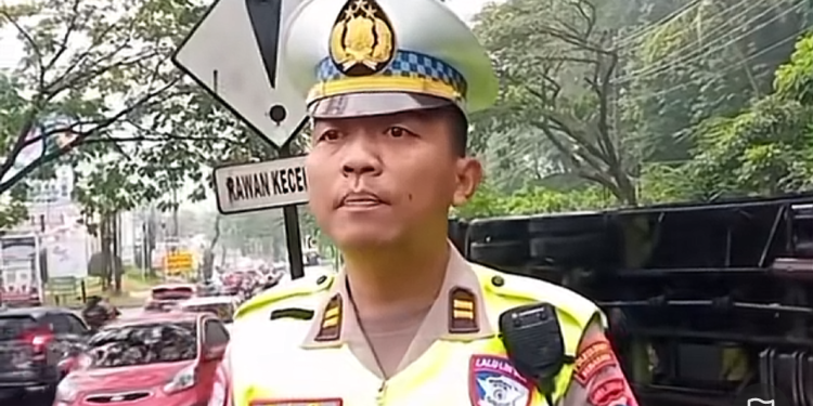 Truk Bermuatan Triplek Terguling di Tanjakan Silayur, Arus Lalu Lintas Tersendat