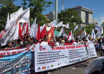 Nuansa Nasionalisme Warnai Aksi May Day di Semarang, Buruh dan Personel Polda Jateng Nyanyikan Lagu Kebangsaan