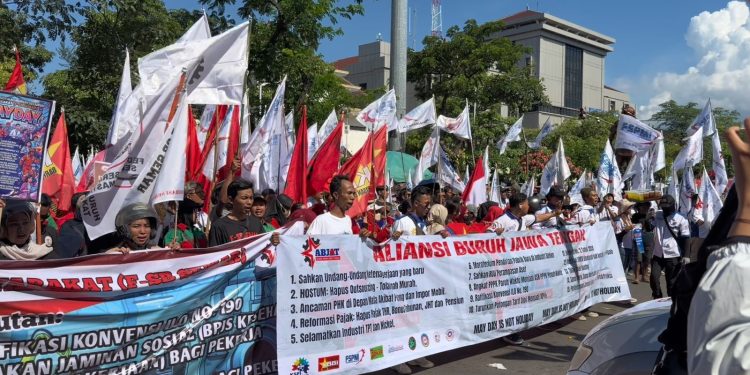 Nuansa Nasionalisme Warnai Aksi May Day di Semarang, Buruh dan Personel Polda Jateng Nyanyikan Lagu Kebangsaan