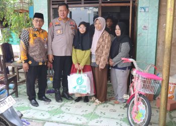 Kapolres Tegal Serahkan Bantuan Sosial untuk Kakak Beradik Pejuang Sekolah di Kabupaten Tegal