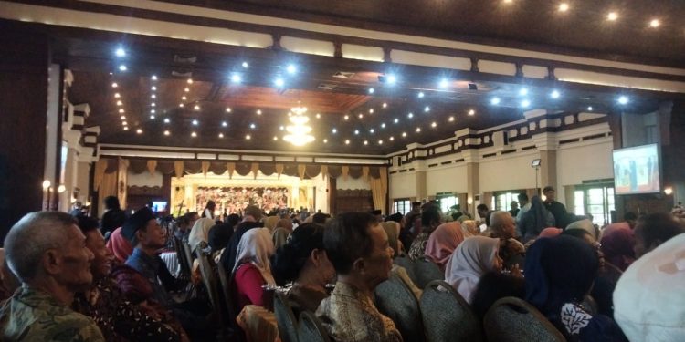 Babinsa Koramil 14 Jatisrono Bersama Linmas Sisir Obyek Vital Demi Jaga Keamanan Warga