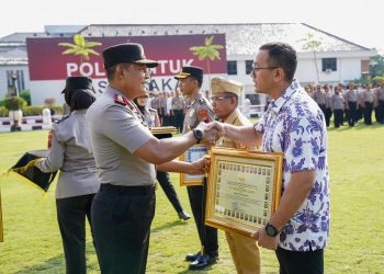 Kapolda Jateng Beri Penghargaan Personel dan Mitra Berprestasi, Dorong Polisi Adaptif Hadapi Generasi Digital