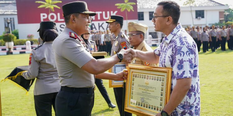 Kapolda Jateng Beri Penghargaan Personel dan Mitra Berprestasi, Dorong Polisi Adaptif Hadapi Generasi Digital